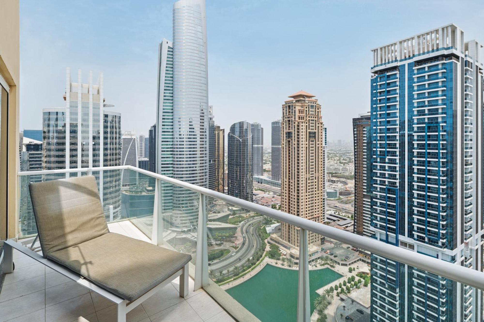 Modern & Spacious 2-Bed Condo With Panoramic Lake Views, Dual Balconies, Steps From Dubai Jlt Metro By "La Buena Vida Holiday Homes" ภายนอก รูปภาพ