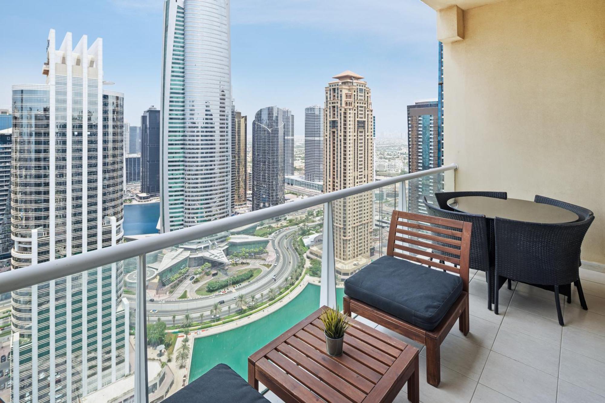 Modern & Spacious 2-Bed Condo With Panoramic Lake Views, Dual Balconies, Steps From Dubai Jlt Metro By "La Buena Vida Holiday Homes" ภายนอก รูปภาพ