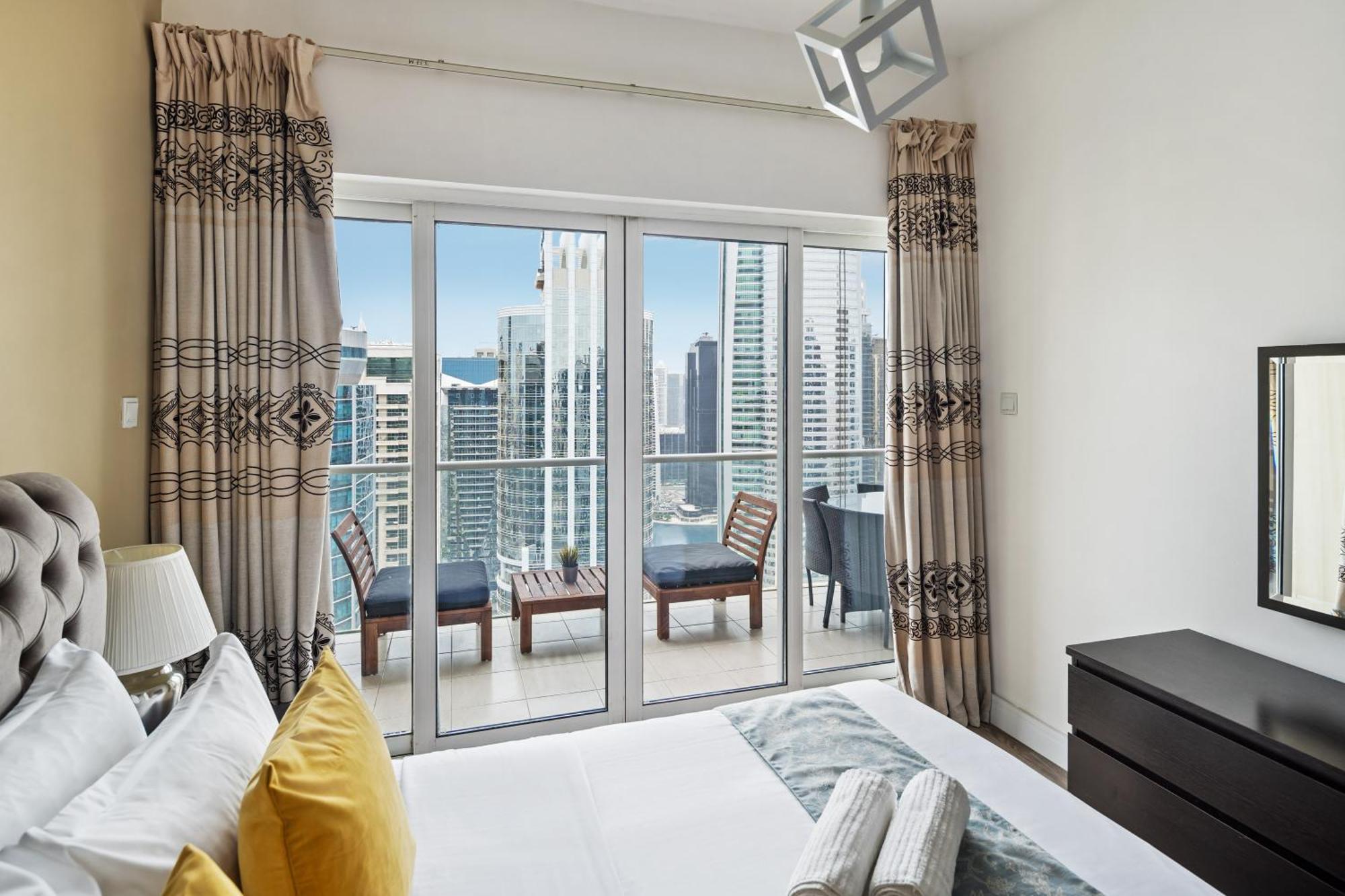 Modern & Spacious 2-Bed Condo With Panoramic Lake Views, Dual Balconies, Steps From Dubai Jlt Metro By "La Buena Vida Holiday Homes" ภายนอก รูปภาพ
