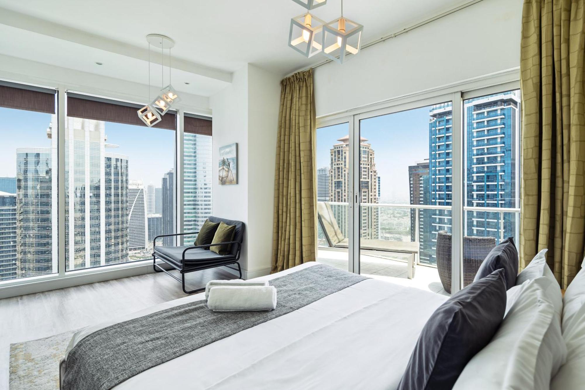 Modern & Spacious 2-Bed Condo With Panoramic Lake Views, Dual Balconies, Steps From Dubai Jlt Metro By "La Buena Vida Holiday Homes" ภายนอก รูปภาพ