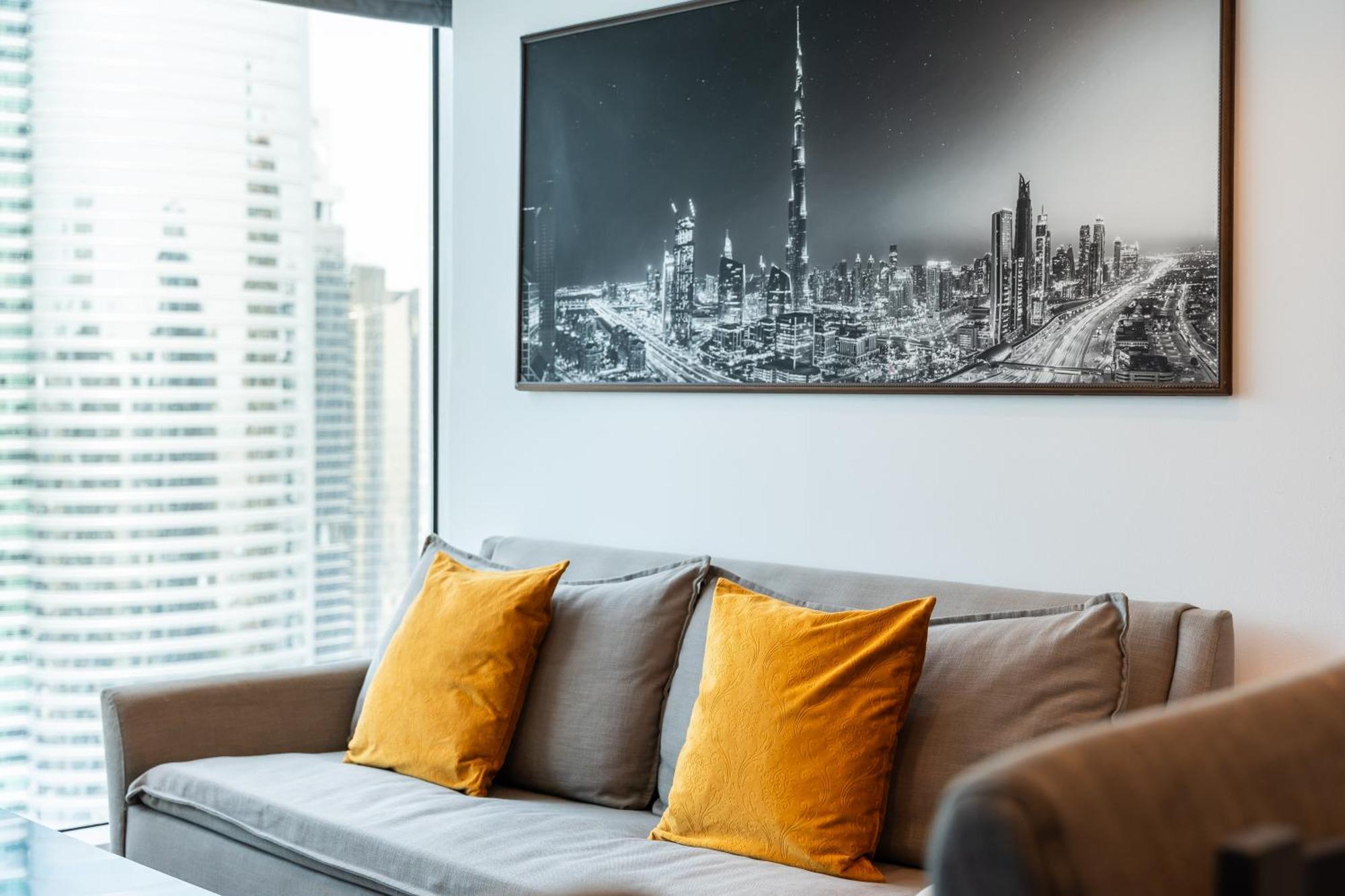 Modern & Spacious 2-Bed Condo With Panoramic Lake Views, Dual Balconies, Steps From Dubai Jlt Metro By "La Buena Vida Holiday Homes" ภายนอก รูปภาพ