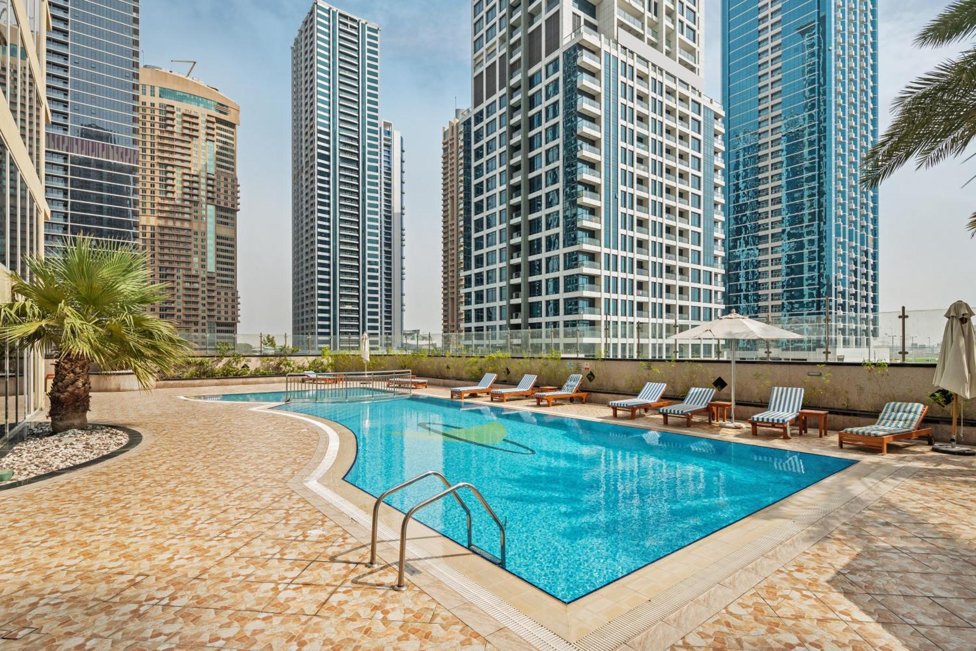 Modern & Spacious 2-Bed Condo With Panoramic Lake Views, Dual Balconies, Steps From Dubai Jlt Metro By "La Buena Vida Holiday Homes" ภายนอก รูปภาพ