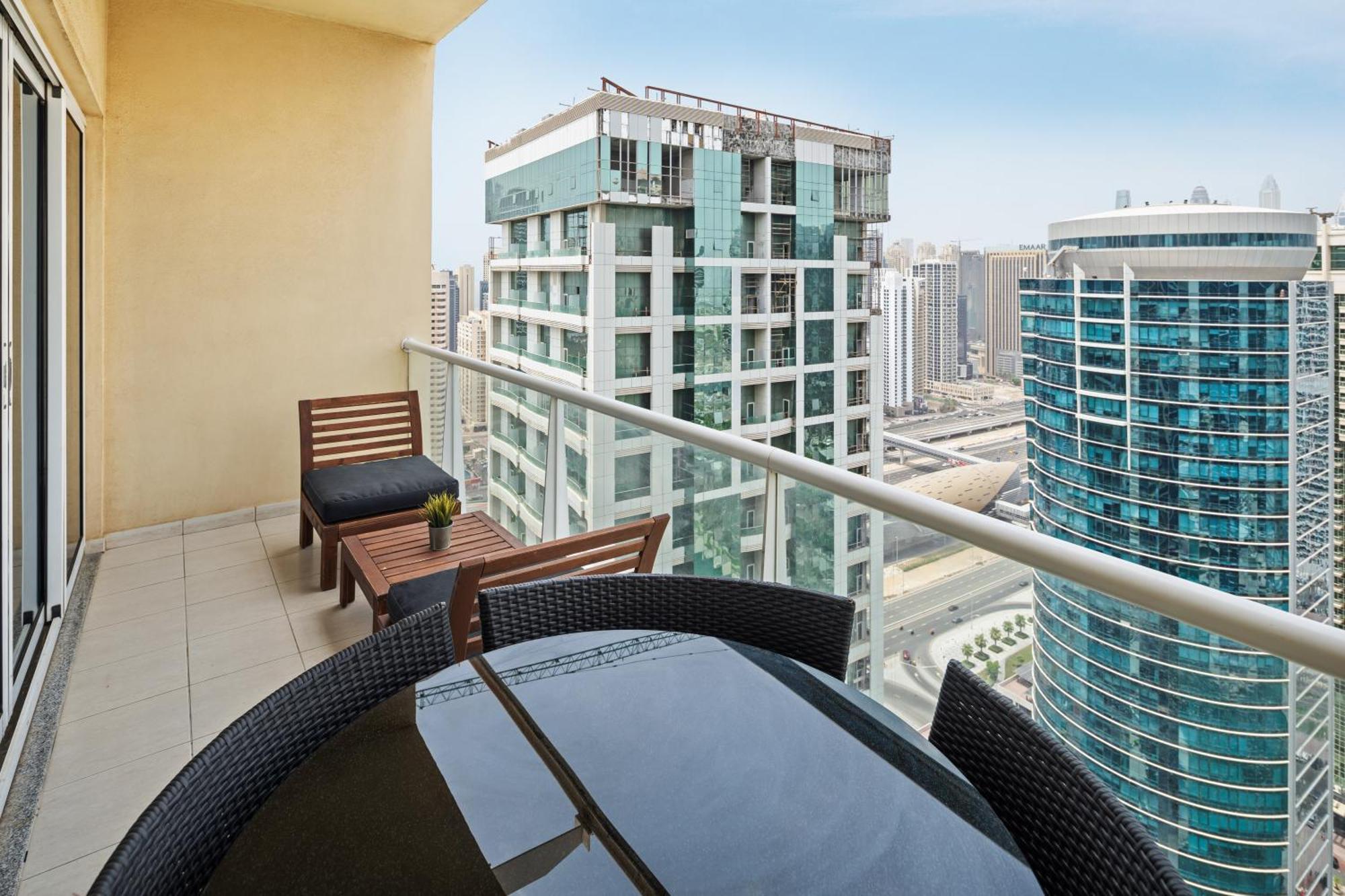 Modern & Spacious 2-Bed Condo With Panoramic Lake Views, Dual Balconies, Steps From Dubai Jlt Metro By "La Buena Vida Holiday Homes" ภายนอก รูปภาพ