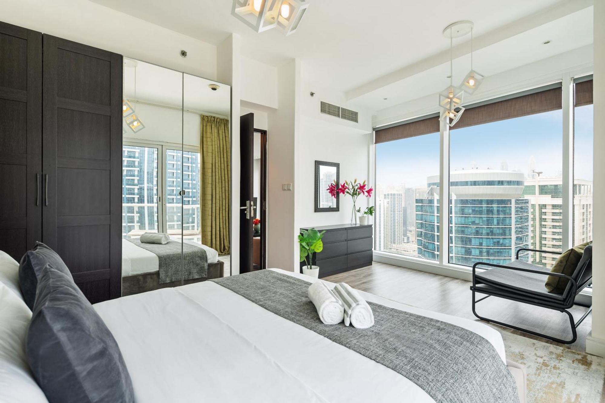 Modern & Spacious 2-Bed Condo With Panoramic Lake Views, Dual Balconies, Steps From Dubai Jlt Metro By "La Buena Vida Holiday Homes" ภายนอก รูปภาพ