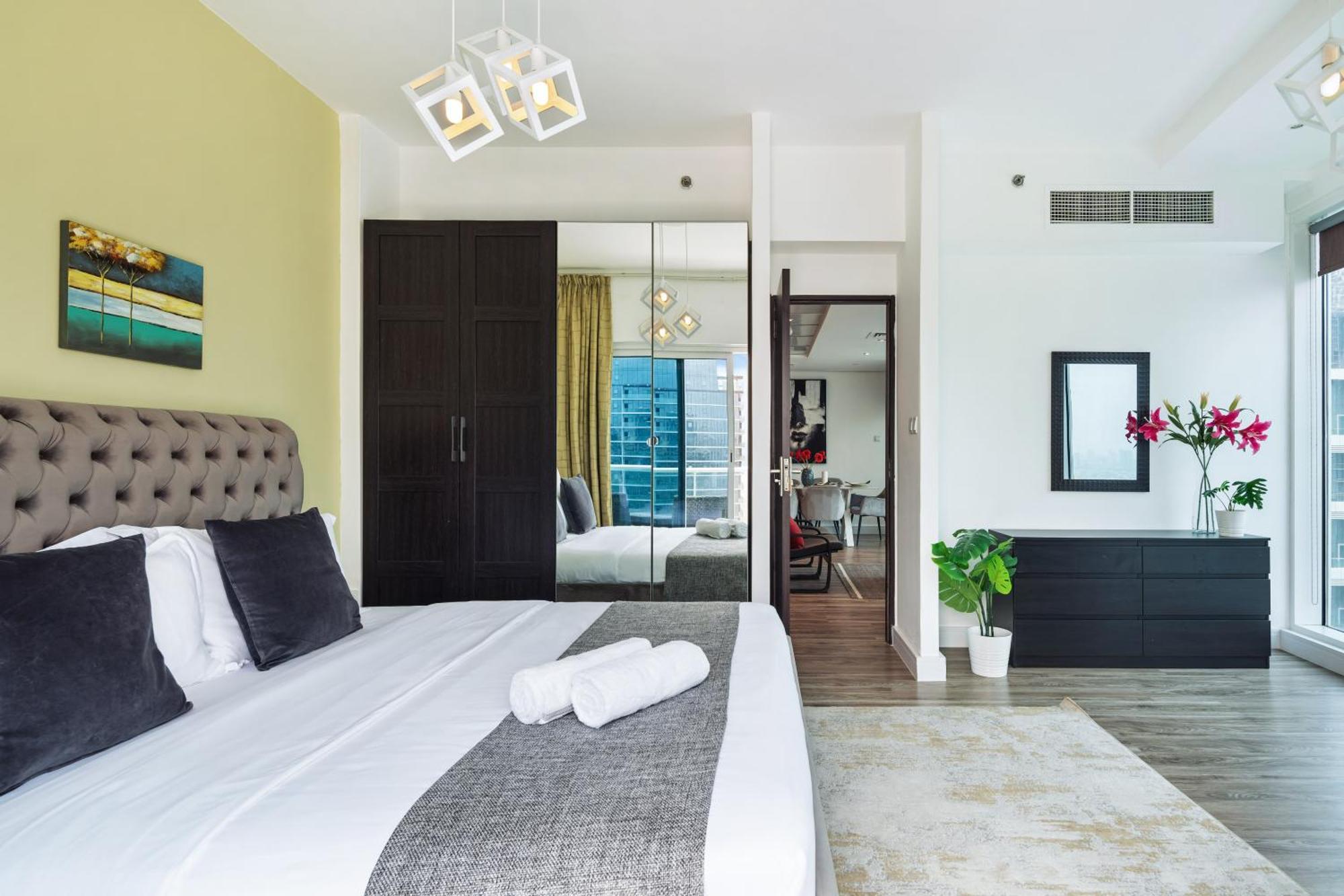 Modern & Spacious 2-Bed Condo With Panoramic Lake Views, Dual Balconies, Steps From Dubai Jlt Metro By "La Buena Vida Holiday Homes" ภายนอก รูปภาพ