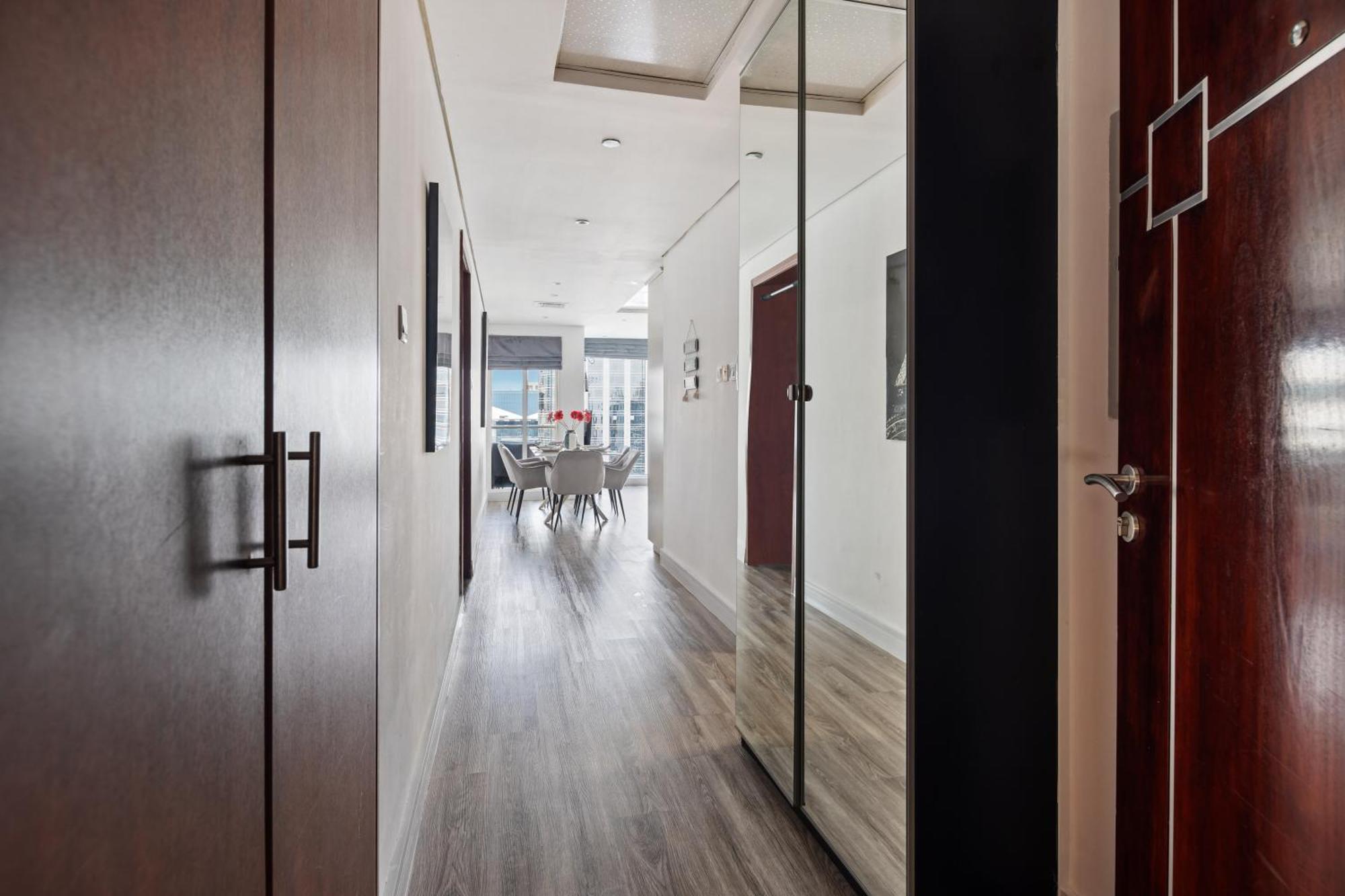 Modern & Spacious 2-Bed Condo With Panoramic Lake Views, Dual Balconies, Steps From Dubai Jlt Metro By "La Buena Vida Holiday Homes" ภายนอก รูปภาพ
