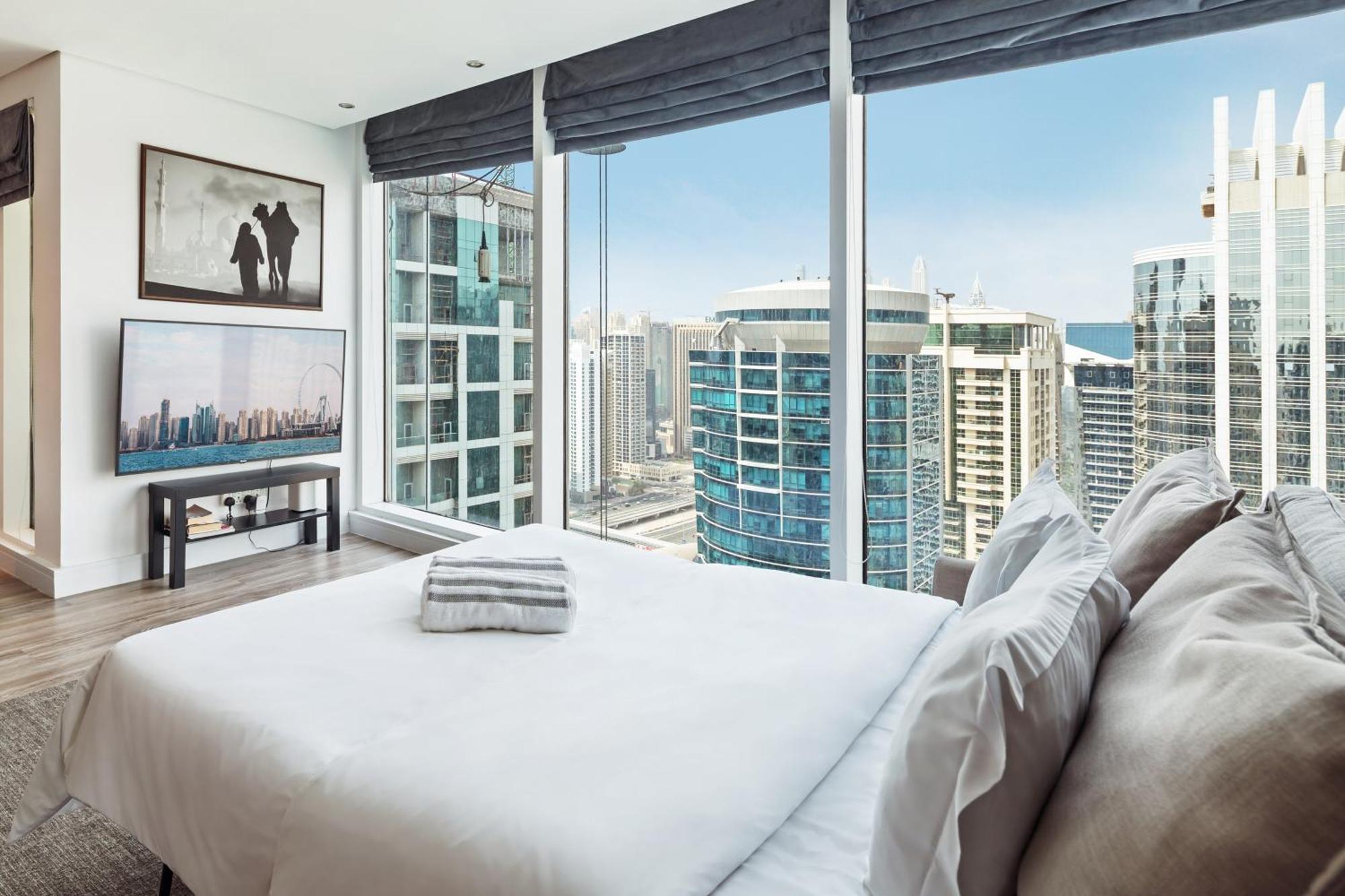 Modern & Spacious 2-Bed Condo With Panoramic Lake Views, Dual Balconies, Steps From Dubai Jlt Metro By "La Buena Vida Holiday Homes" ภายนอก รูปภาพ