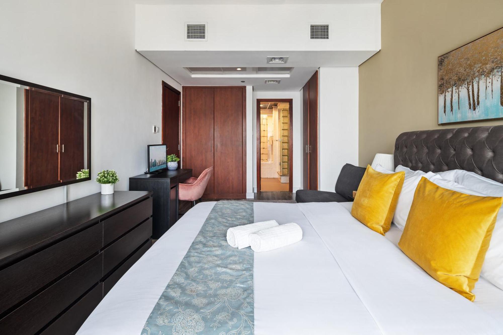 Modern & Spacious 2-Bed Condo With Panoramic Lake Views, Dual Balconies, Steps From Dubai Jlt Metro By "La Buena Vida Holiday Homes" ภายนอก รูปภาพ