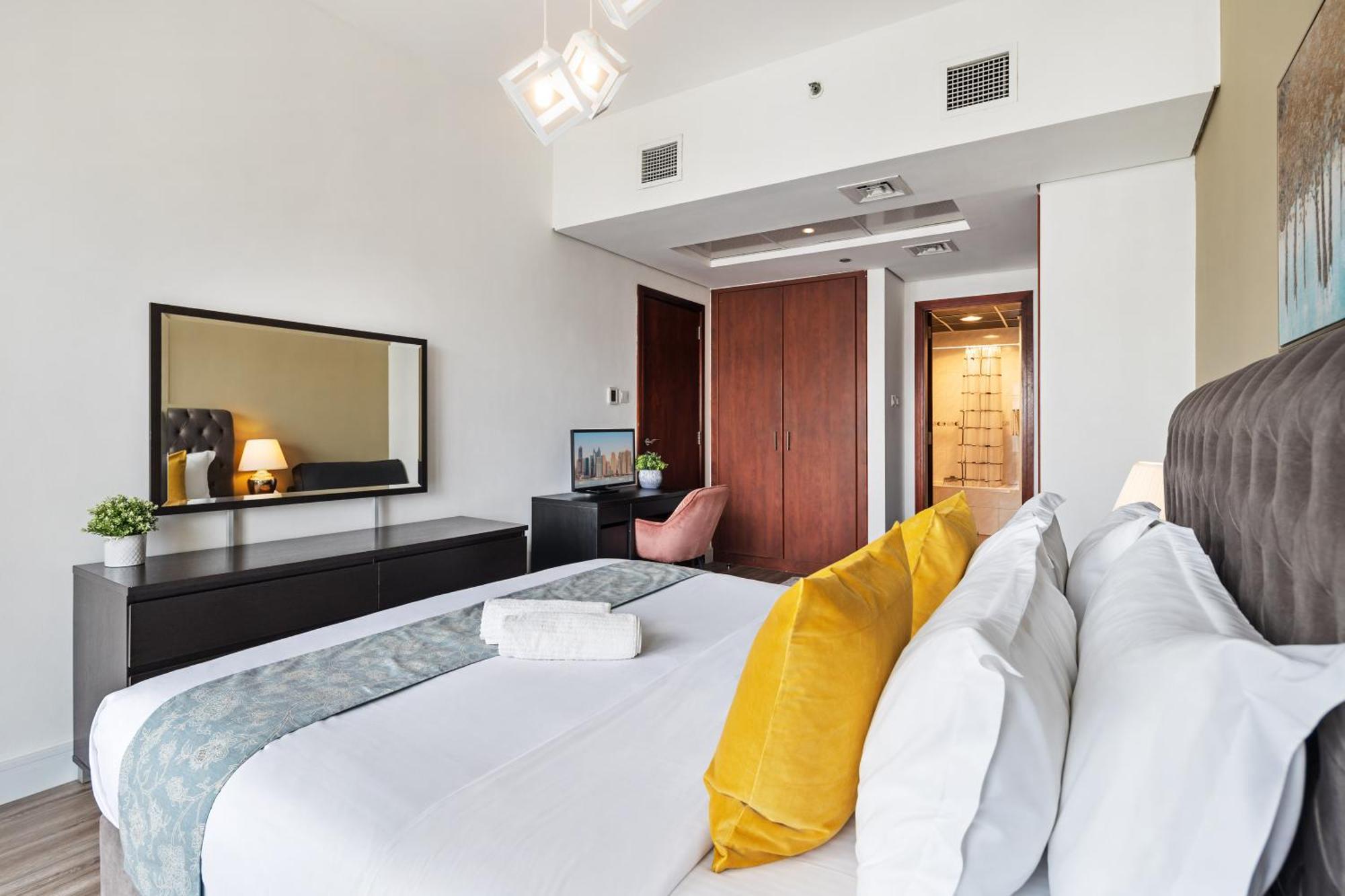 Modern & Spacious 2-Bed Condo With Panoramic Lake Views, Dual Balconies, Steps From Dubai Jlt Metro By "La Buena Vida Holiday Homes" ภายนอก รูปภาพ