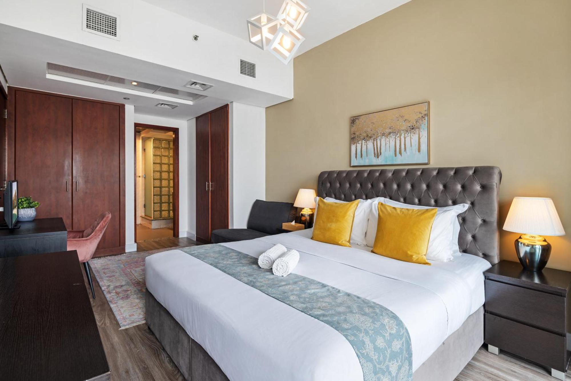 Modern & Spacious 2-Bed Condo With Panoramic Lake Views, Dual Balconies, Steps From Dubai Jlt Metro By "La Buena Vida Holiday Homes" ภายนอก รูปภาพ