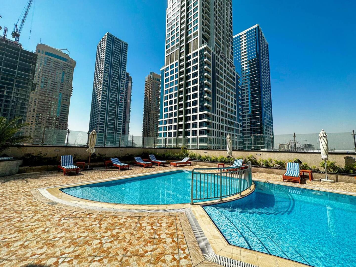 Modern & Spacious 2-Bed Condo With Panoramic Lake Views, Dual Balconies, Steps From Dubai Jlt Metro By "La Buena Vida Holiday Homes" ภายนอก รูปภาพ