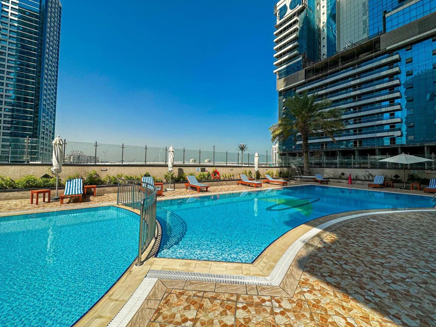 Modern & Spacious 2-Bed Condo With Panoramic Lake Views, Dual Balconies, Steps From Dubai Jlt Metro By "La Buena Vida Holiday Homes" ภายนอก รูปภาพ